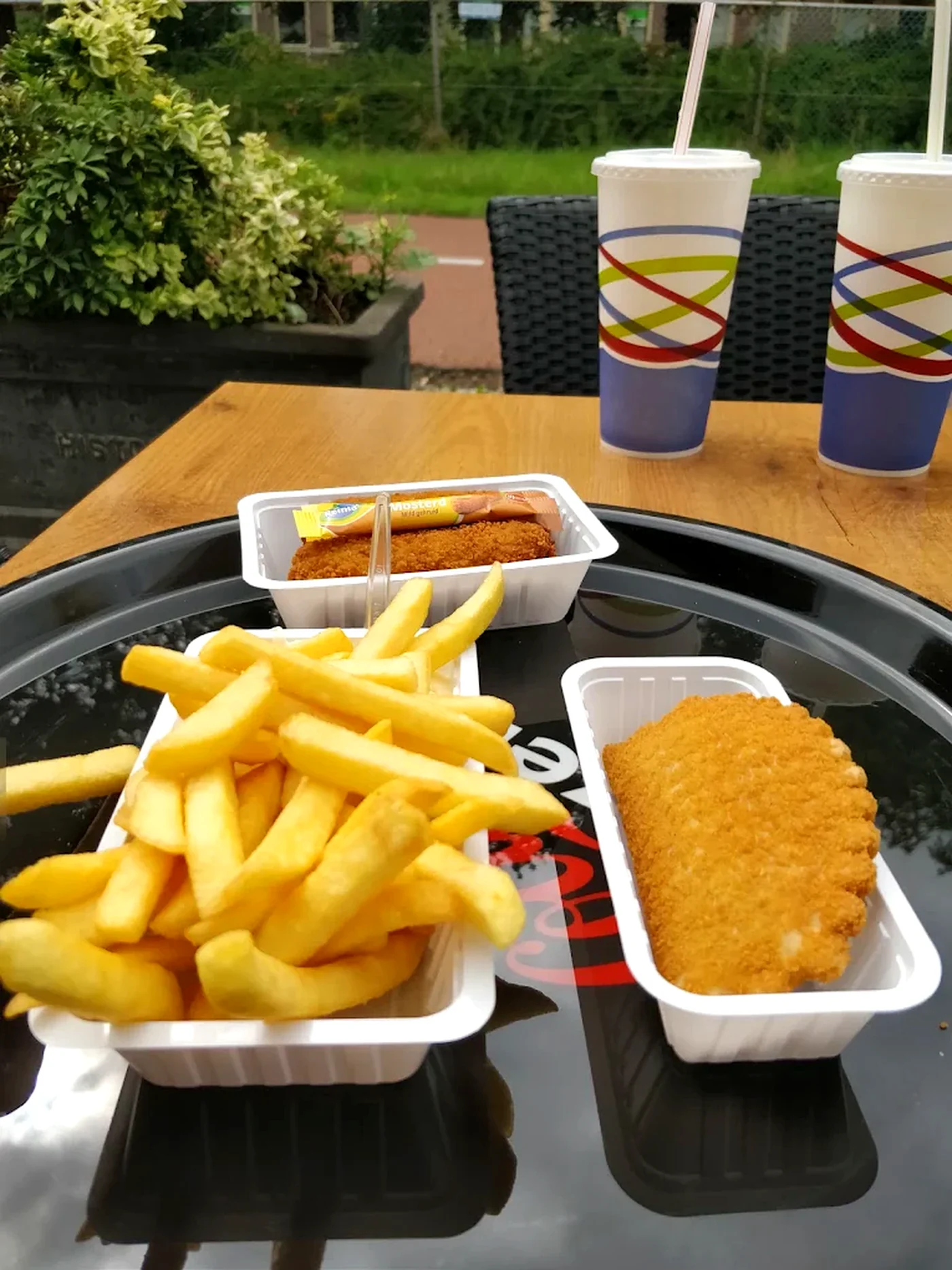 De zaak van binnen: houten toonbank, burgers en het rode SNACKS-licht